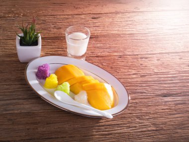 Olgun mango ve Hindistan cevizi krem ile yapışkan pirinç