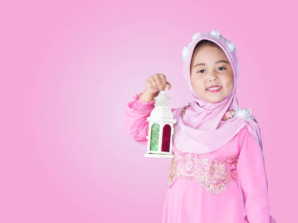 Gelukkig moslim meisje met volledige hijab in roze jurk — Stockfoto