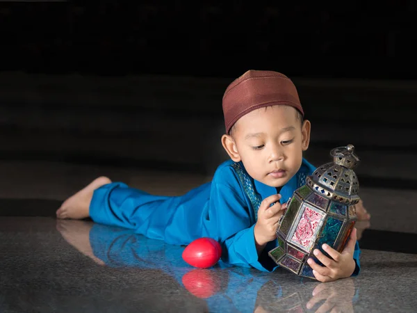 Heureux enfant musulman avec robe complète jouant lanterne — Photo