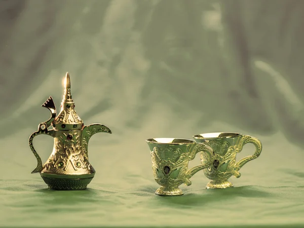 Piękny styl Turcja zestaw do herbaty, umieszczone na niebieski tkaniny — Zdjęcie stockowe