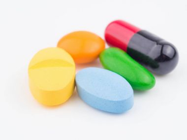 Super makro çekim Tıp: hapları veya kapsül üzerinde beyaz backgr