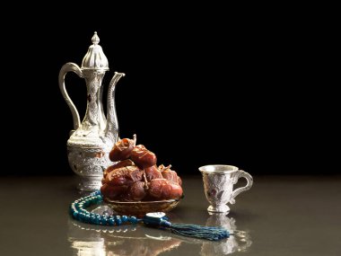 tarihlerde, tatlı Kuruyemiş ahşap arka plan üzerinde atış kapatın