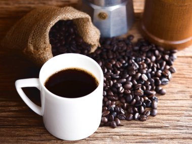 siyah kahve çekirdekleri yaşlı ahşap üzerine kavrulmuş