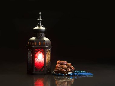 tarihlerde, tatlı Kuruyemiş ahşap arka plan üzerinde atış kapatın