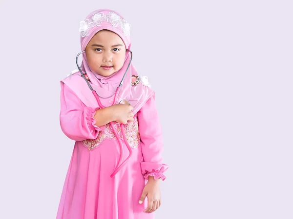 Gelukkig moslim meisje met volledige hijab in roze jurk — Stockfoto