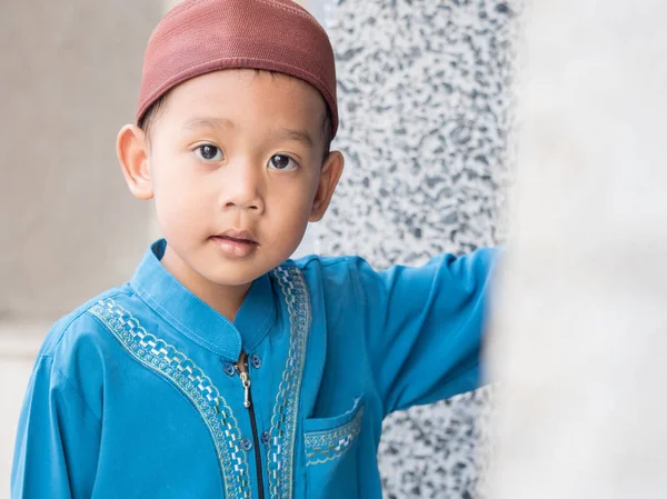 Heureux enfant musulman avec robe complète — Photo