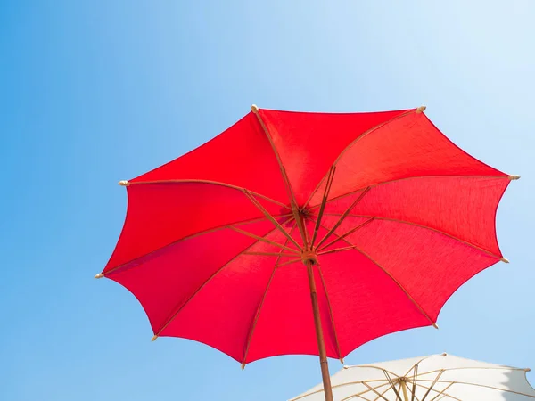Guarda-chuva colorido com completo envernizado contra o céu azul — Fotografia de Stock