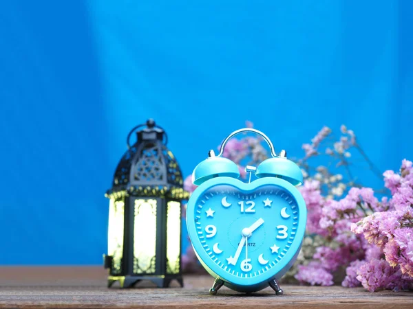 Vintage alarn zegar na podłoże drewniane — Zdjęcie stockowe