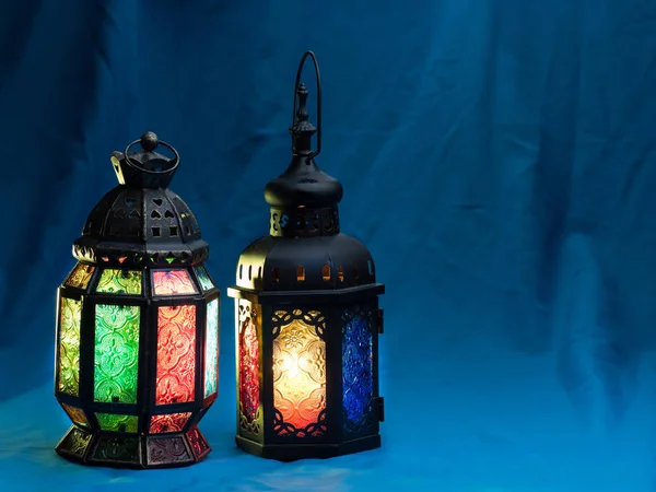 Éclairage avec des couleurs sur la lanterne du style musulman — Photo