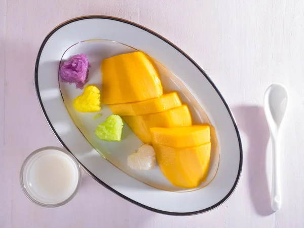 Sticky rice with ripe mango and coconut cream — Stock Photo, Image