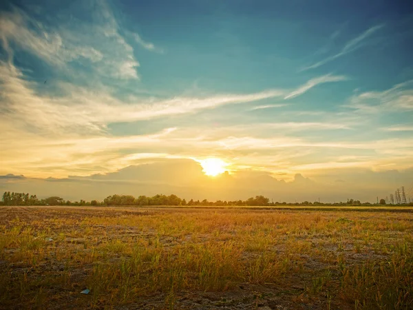 Boerderij land na de oogst op kleurrijke hemel — Stockfoto
