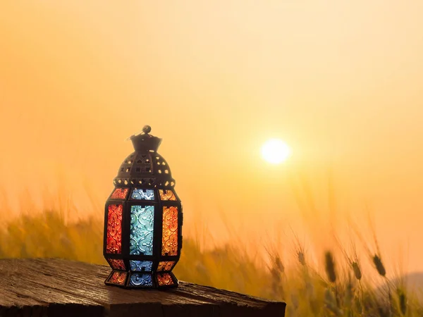 Coperchi a lume di candela sulla lanterna di stile musulmano che brilla sul pavimento — Foto Stock