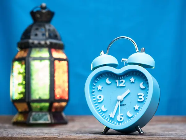 Reloj de alarn vintage sobre fondo de madera — Foto de Stock