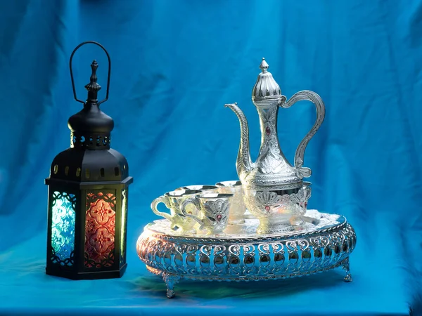 Magnifique ensemble de thé de style turc, placé sur des chiffons bleus — Photo