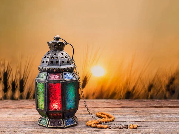 Coperchi a lume di candela sulla lanterna di stile musulmano — Foto Stock