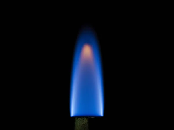 Gros plan sur la flamme, points chauds détails du feu sur le noir — Photo