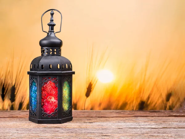 Свечи легкие крышки на фонарь мусульманского стиля — стоковое фото