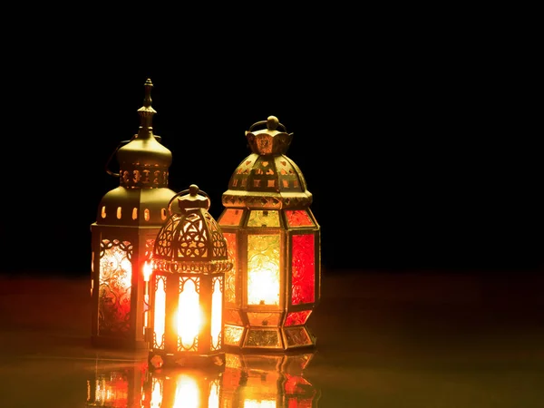 Свечи светлые крышки на фонарь мусульманского стиля, сияющий в темноте — стоковое фото