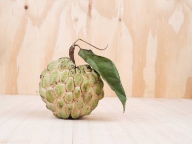 yakın çekim muhallebi Apple, ahşap adam üzerinde tatlı meyve