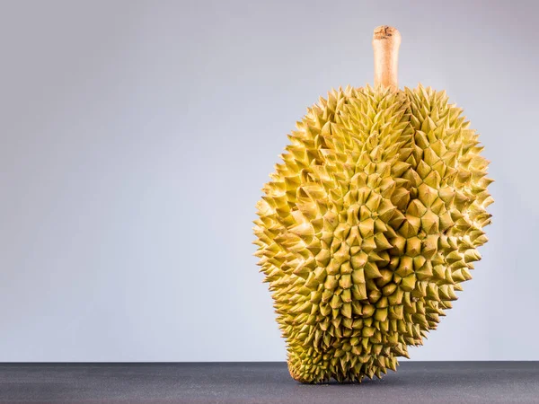 Close up tiro em durian, doce rei de frutas no fundo escuro — Fotografia de Stock