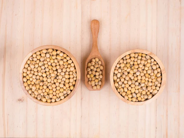 Bohnenschuss auf Holzschale im Atelier — Stockfoto