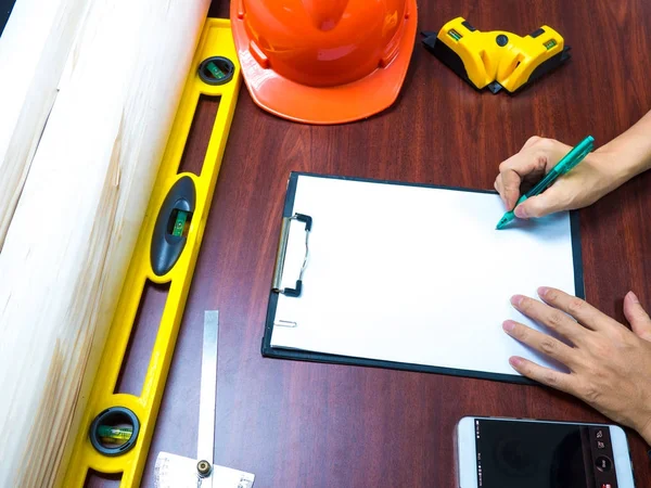 Engenharia e arquiteto local de trabalho com equipamentos de medição — Fotografia de Stock