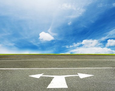asfalt yol trafik sürücü, seçimler busines yapma bulutlu gökyüzü arka plan üzerinde beyaz ok işareti