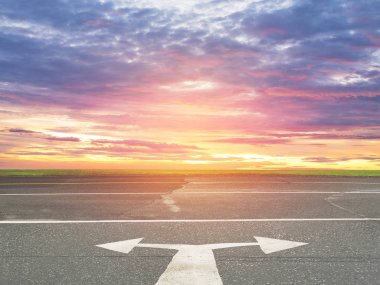 Beyaz ok işareti trafik sürücü için asfalt yolda