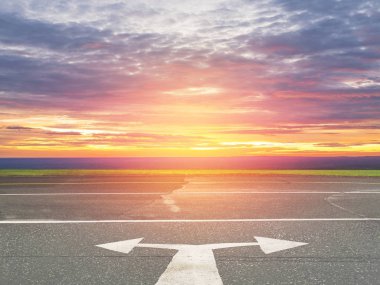 Beyaz ok işareti trafik sürücü için asfalt yolda