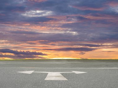 Beyaz ok işareti trafik sürücü için asfalt yolda
