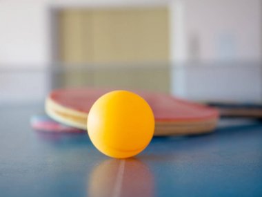 Sarı pingpong topu rekreasyon spor masanın