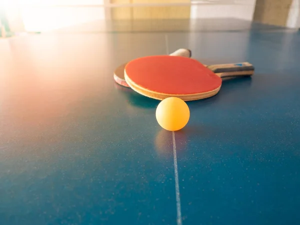 Bola amarilla del pingpong en la tabla del deporte —  Fotos de Stock