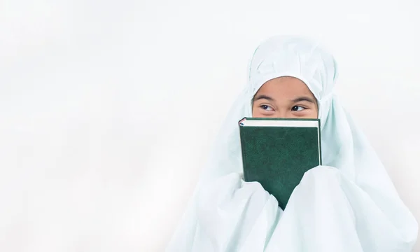 Fille musulmane avec robe entièrement traditionnelle priant pour Allah — Photo