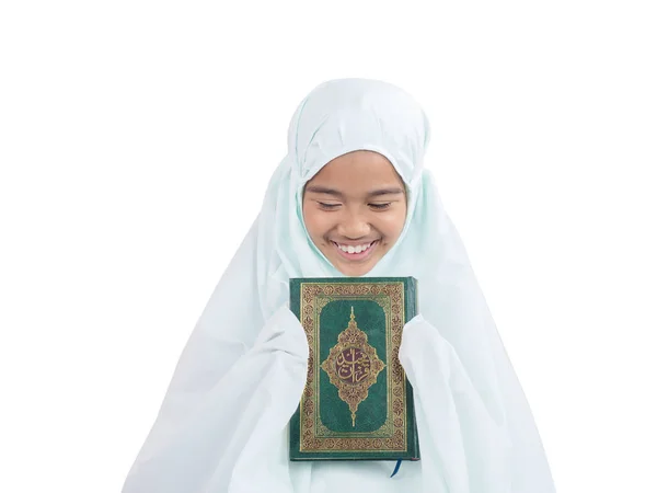 Muslimsk flicka med fullt traditionella klänning be för Allah — Stockfoto