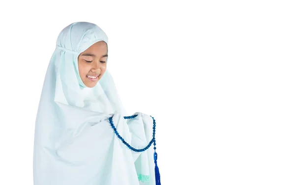 Menina muçulmana com vestido totalmente tradicional orando por Alá — Fotografia de Stock