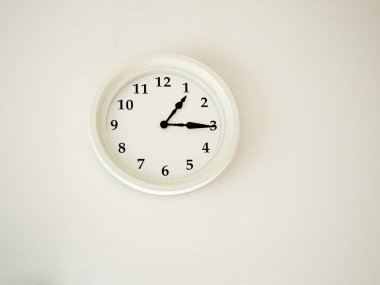 Dekorasyon için beyaz arkaplanda klasik alarm saati