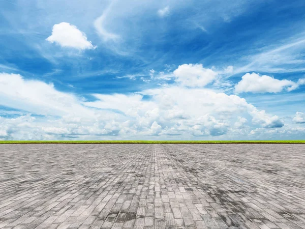 Open binnenplaats op bewolkte hemelachtergrond, buiten straat landschap — Stockfoto