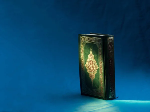 Коран Або Kuran Ісламська Священної Книги Темному Тлі — стокове фото