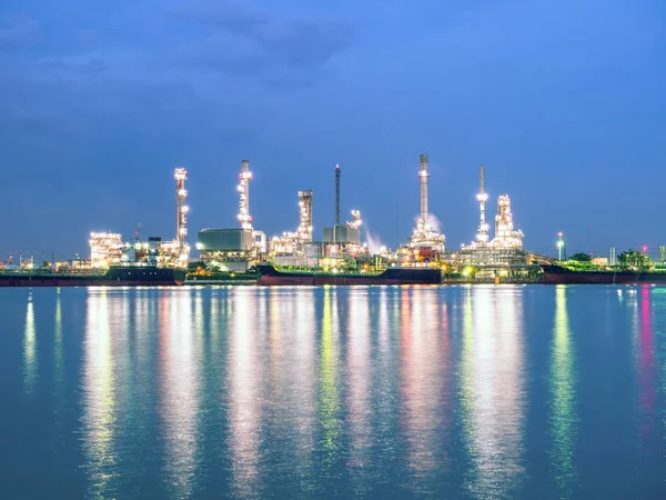 Lång exponering skott av oljeraffinaderi växt mot blå kväll sk — Stockfoto