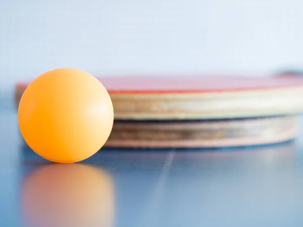 Жовтий м'яч для пінгпонг на спортивному столі — стокове фото