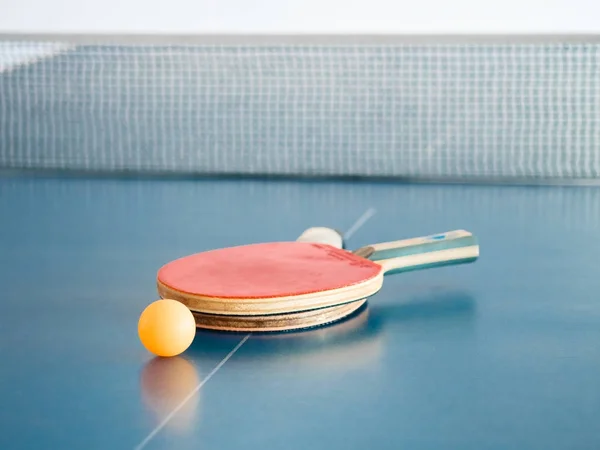 Gelber Tischtennisball auf dem Sporttisch — Stockfoto