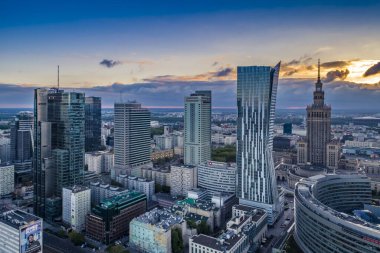 Varşova, Polonya. Gün batımında şehrin havadan görüntüsü