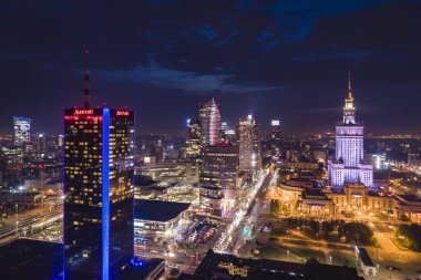 Varşova, Polonya. Gün batımında şehrin havadan görüntüsü