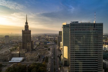 Varşova, Polonya. Gün batımında şehrin havadan görüntüsü