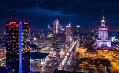 Varşova, Polonya. Gün batımında şehrin havadan görüntüsü