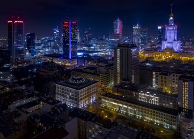 Varşova, Polonya. Gün batımında şehrin havadan görüntüsü