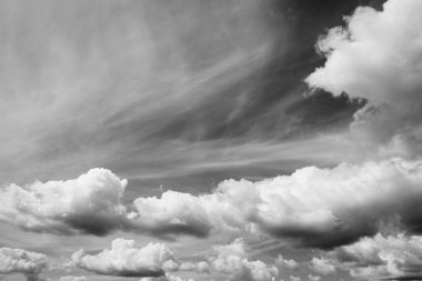 Bulutlu siyah beyaz gökyüzü