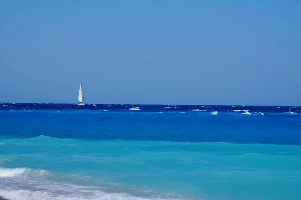 Velero Blanco Hermoso Mar — Foto de Stock