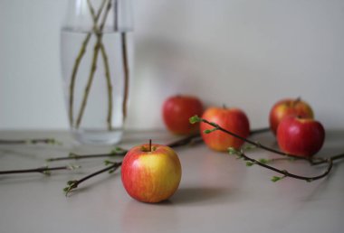 yeşil elma vazosu arka planda durgun hayat