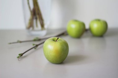 yeşil elma vazosu arka planda durgun hayat